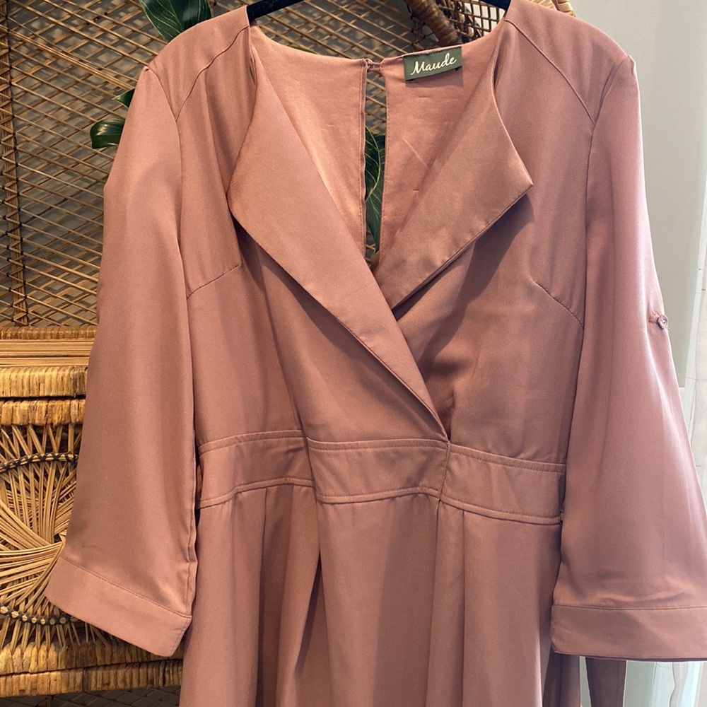 Light pink collard women’s dress with back slit - Picture 8 of 9